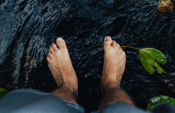 earthing feet water legs therapeutic