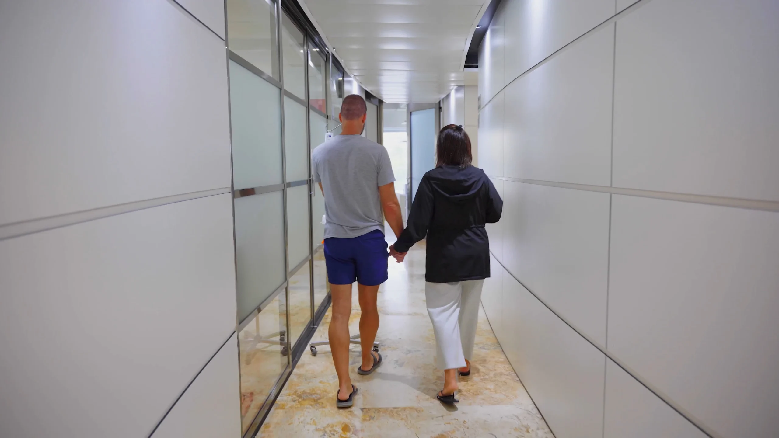 patients holding hands at Hope4Cancer