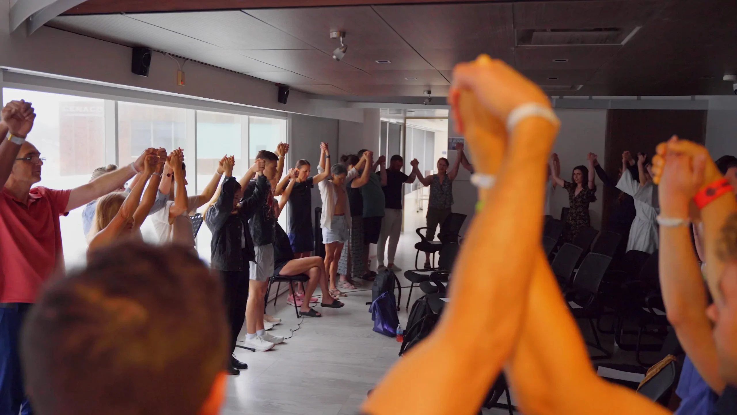 patients holding hands at Hope4Cancer