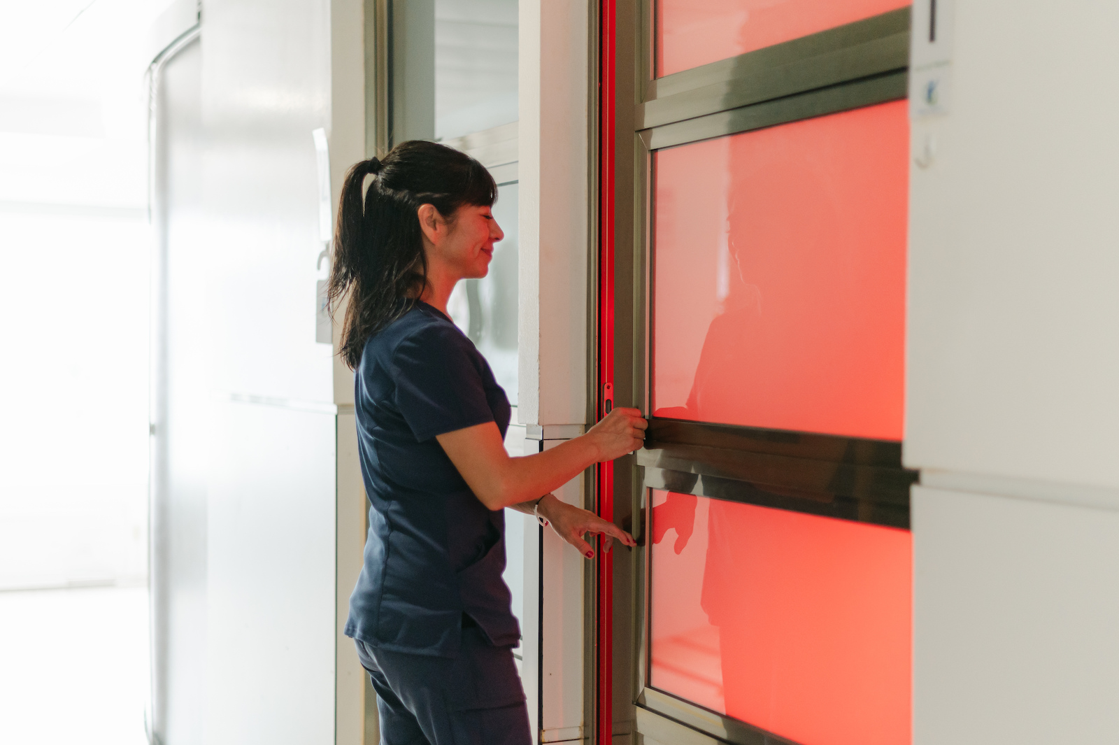 Hope 4 Cancer therapist at a red light room